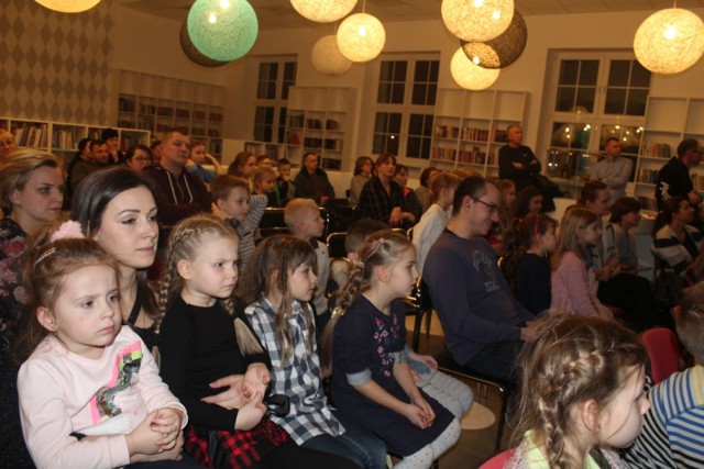 Przedstawienie z magikiem w wolsztyńskiej bibliotece