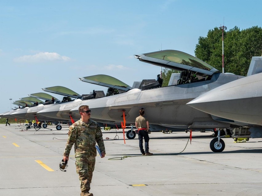 Amerykańskie F22 w bazie NATO w Łasku. Już wylatują na swoje misje