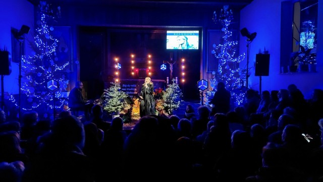 Koncert Olgi Szomańskiej w Ostrowcu Świętokrzyskim przyciągnął mnóstwo osób. Więcej na kolejnych zdjęciach