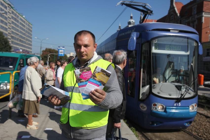 Przebudowa Katowic: Informatorzy od chaosu rozdają mapki i ulotki w centrum