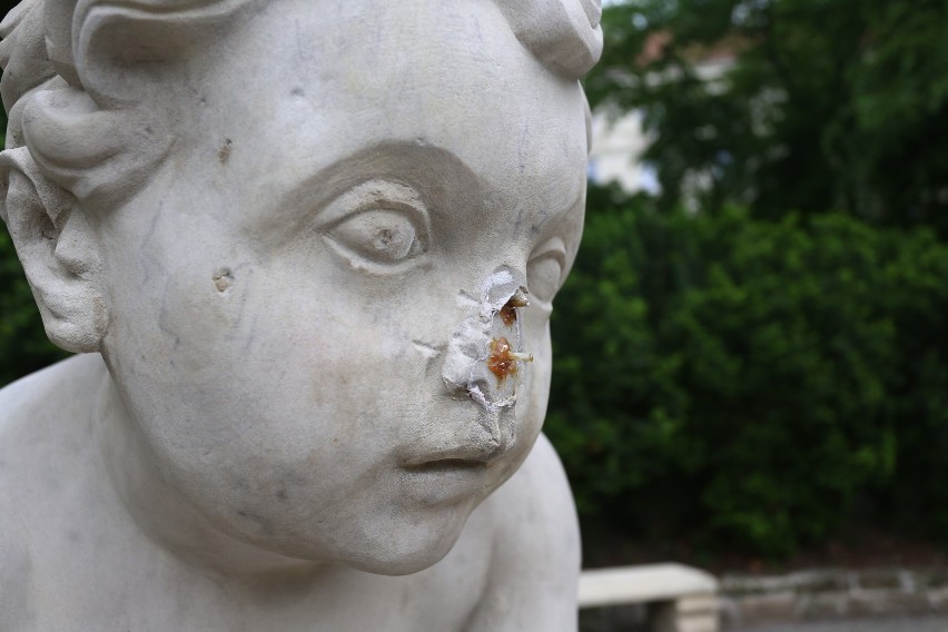 Młoda Instagramerka zniszczyła młotkiem zabytkową rzeźbę....