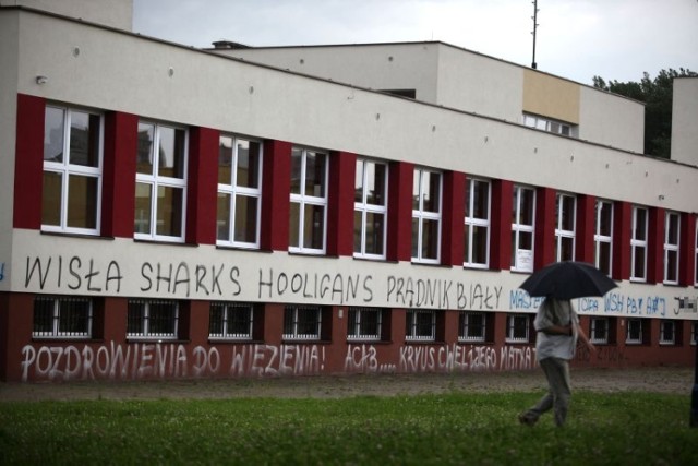 Nałożenie blokad sprawiło jednak, że zapoczątkowany został bojkot meczów przez część kibiców, solidaryzujących się z tymi, którym nałożono blokady. Bojkot trwa do dzisiaj. Klub wiosną jeszcze nie odczuł znacząco spadku frekwencji, bo już wcześniej sprzedał karnety na całą rundę. Mamy już jednak nowy sezon i jeśli bojkot będzie trwał nadal, to Wisła poczuje to mocno w swojej kasie. Mimo tego, Jacek Bednarz pozostaje bardzo konsekwentny w swoich działaniach. Po tym, gdy w minionym tygodniu ktoś wymalował w ośrodku treningowym w Myślenicach i na stadionie w Krakowie obraźliwe napisy pod adresem jego i trenera Franciszka Smudy, kolejny raz jasno powiedział, że nie będzie dialogu ze środowiskiem kibiców. Mało tego, stwierdził, że jeśli będzie potrzeba, to na stadion mogą przychodzić sami pracownicy klubu z rodzinami. Taka retoryka, mocna w swojej wymowie, nie wszystkim się podoba. Również w samej Wiśle.