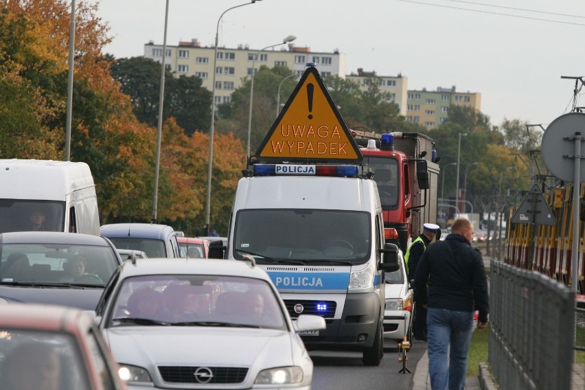 Na Włókniarzy samochód wpadł na torowisko