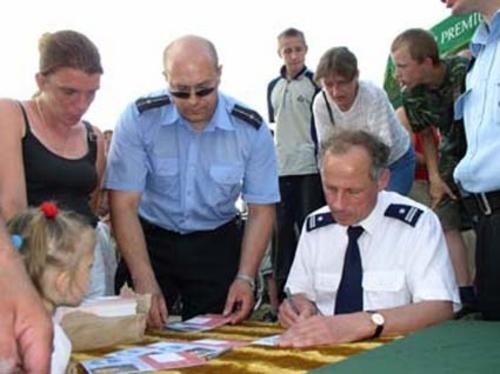 Paweł Wawrzecki, serialowy Wiesiek Gabriel przez całą sobotę rozdawał autografy. Fot. M. Sowisło