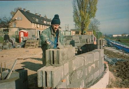 Od kilkunastu dni trwa budowa budynku socjalnego na tczewskim obiekcie przy ul. Wierzbowej. Na zdjęciu Józef Więcław z firmy MAK-MUS.