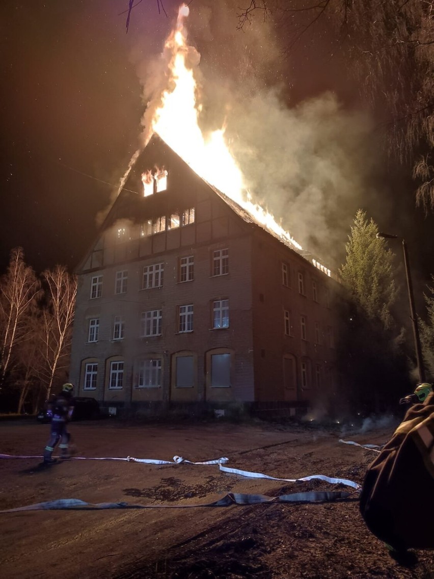 Aktualizacja. Spłonął dach budynku przy Zakładzie Psychiatryczny dla Nerwowo i Psychicznie Chorych w Sieniawce (ZDJĘCIA)