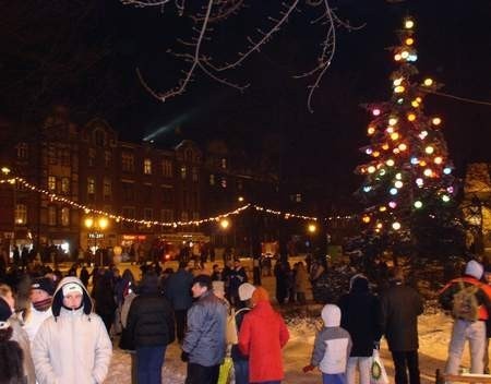 Nowy Rok na placu Krakowskim witały nieprzebrane tłumy gliwiczan. Fot. MIKOŁAJ SUCHAN
