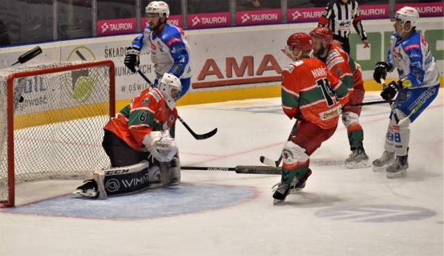 Ekstraklasa hokejowa: Tauron/Re-Plast Unia Oświęcim - Zagłębie Sosnowiec 9:2. Na zdjęciu: Adriej Denyskin strzela drugą bramkę dla oświęcimian, która była ozdobą meczu.