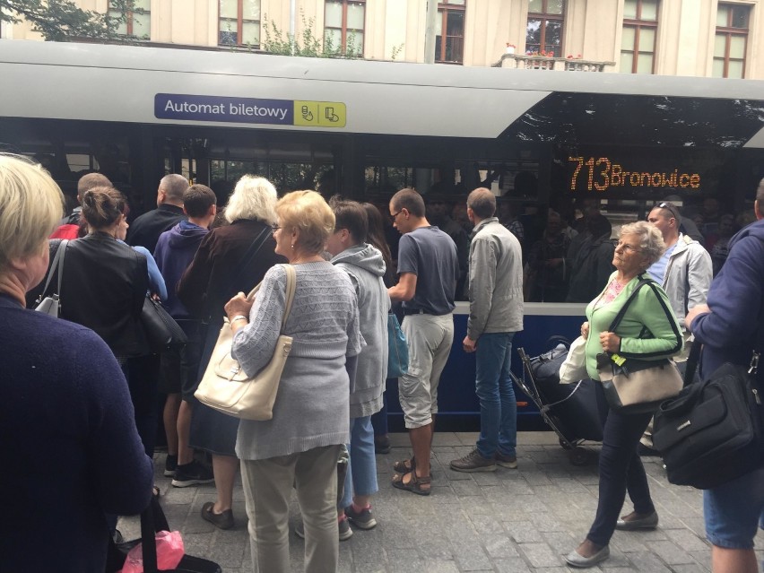 Kraków. Wielki korek na Łobzowskiej. Pasażerowie komunikacji miejskiej muszą czekać kilkadziesiąt minut na przyjazd autobusu