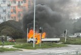 Pożar dostawczego auta na osiedlu w Kielcach. Ogień przeniósł się na zaparkowany samochód