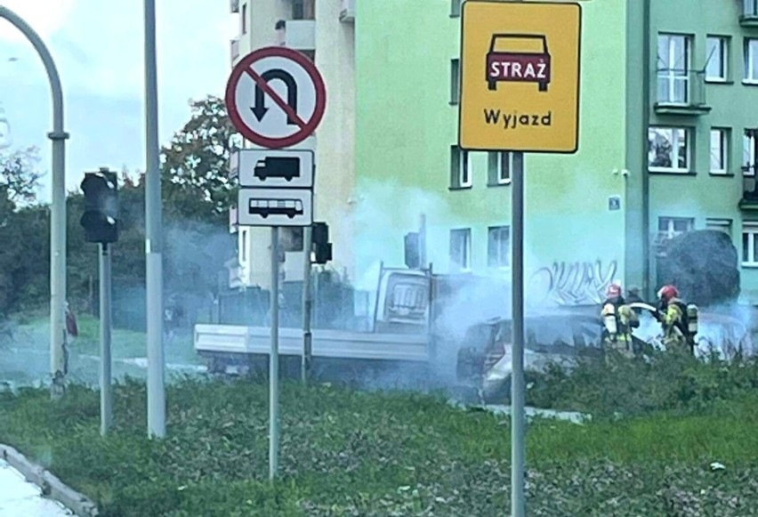 Pożar dostawczego auta na osiedlu w Kielcach. Ogień przeniósł się na zaparkowany samochód