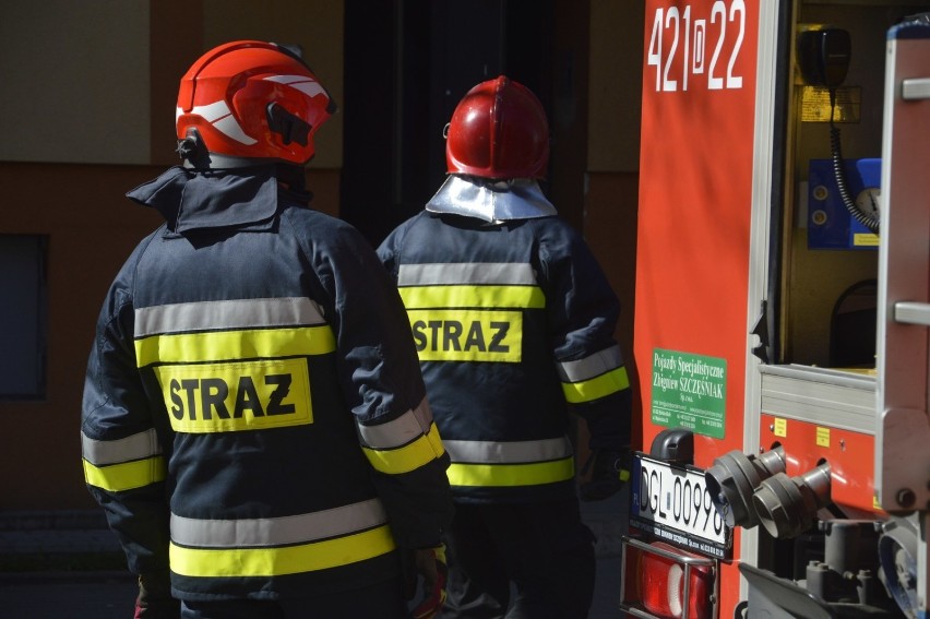 Głogów: Trzy wozy strażackie i policja na ul. Matejki... bo ktoś zostawił papierosy w doniczce