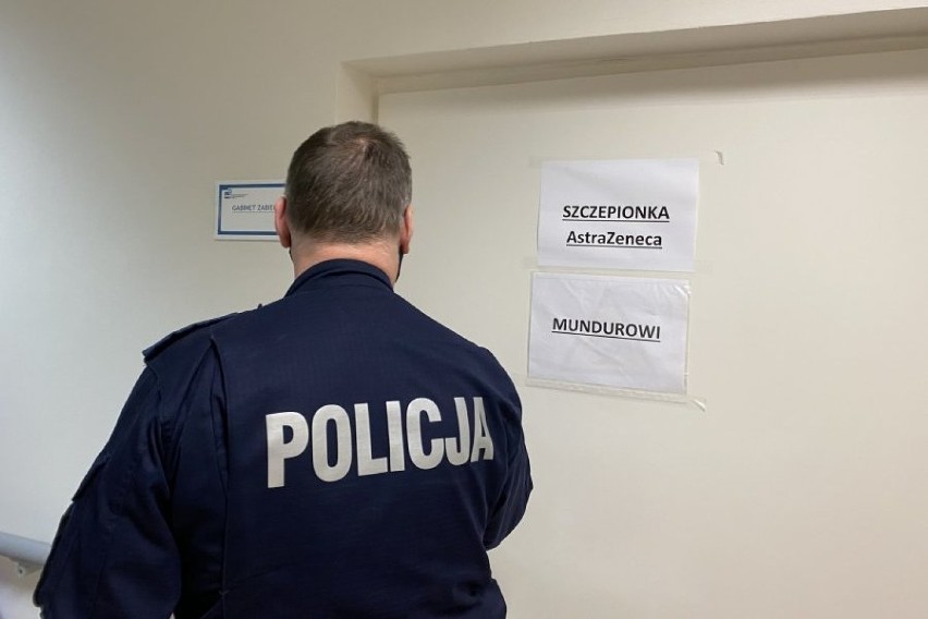 Rozpoczęły się szczepienia policjantów przeciw covid-19. Są dobrowolne