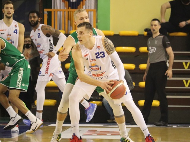 W zaległym spotkaniu Energa Basket Ligi, Hydrotruck Radom tylko w pierwszej kwarcie dotrzymał kroku mistrzowi Polski. 

Hydrotruck Radom - Enea Zastal BC Zielona Góra 70:93 (24:17, 13:30, 17:24, 16:22)

HydroTruck: Griffin 18 (4), Hinds 13 (1), Stumbris 12 (1), Zegzuła 7 (1), Ostojić 8 oraz: Wall i Lewandowski po 3 (1), Prahl Domański i Zalewski po 2,Tomaszewski i Piechowicz po 0
Enea Zastal BC: Willimas 22 (4), Groselle 16, Lundberg 14 (2), Put 5 (1), Richard 3 (1) oraz: Freimanis 16 (1), Berzins 9 (1), Koszarek 6 (2), Traczyk 2, Porada, Klocek i Simiński po 0.

Radomskiej drużynie przyszło się mierzyć z najlepszą drużyną w kraju. Zastal kilka dni temu odniósł niesamowity sukces wygrywając z CSKA Moskwa. Ekipa gości w ciągu ośmiu dni ma do rozegrania aż cztery spotkania nic więc dziwnego, że w Radomiu więcej minut mieli dostać ci zawodnicy, którzy ostatnio mniej występowali w europejskich pucharach. Ostatecznie sztab szkoleniowy sporo rotował składem. 
Do Radomia Zastal przyjechał bez trenera, Żana Tabaka, któremu zmarła mama i poleciał do Chorwacji. 

Hydrotruck zaczął bez respektu dla przeciwnika. Po niespełna czterech minutach gospodarze prowadzili 10:2. Po pięciu minutach i dwóch "trójkach" Dayona Griffina było już 15:5. Ten zawodnik zaczął ten mecz wyśmienicie, bo w sumie aż trzykrotnie trafił z dystansu. Pierwszą odsłonę tego spotkania Hydrotruck wygrał 24:17. 
Trójkę dla ekipy z Radomia trafił na początku drugiej kwarty Daniel Wall i rozbudził apetyty. Goście zaczęli gonić, wykorzystywać błędy Hydrotrucku i po 14 minutach radomska ekipa prowadziła już tylko 27:25. Za moment po rzucie z dystansu Cecila Williamsa zielonogórzanie pierwszy raz wyszli na prowadzenie. Zastal zaliczył serię 15:0 i przerwał ją w 17 minucie Filip Zegzuła trafiając na 29:34. Końcówkę drugiej kwarty Zastal zagrał jak na mistrza przystało i na przerwę schodził z przewagą dziesięciu punktów.
Od czterech punktów zaczęli goście drugą połowę. Bardzo szybko uzyskali przewagę 20 punktów (42:62). Gospodarze jeszcze poderwali się do walki zmniejszając stratę do wyniku 47:62. Z początkiem ostatniej części tego meczu Zastal ponownie wypracował sobie 20 punktów przewagi i już tylko spokojnie kontrolował to co dzieje się na parkiecie. 
Jeszcze na koniec swoje pierwsze punkty dla Hydrotrucku zdobył  Jakub Domański. Co ciekawe 16 latek jest najmłodszym graczem w Energa Basket Lidze, który zdobył punkty. 

W poniedziałek 8 lutego radomscy koszykarze zagrają na wyjeździe ze Ślaskiem Wrocław.  

ZOBACZ KOLEJNE ZDJĘCIA Z MECZU (kliknij następne) ====>>>