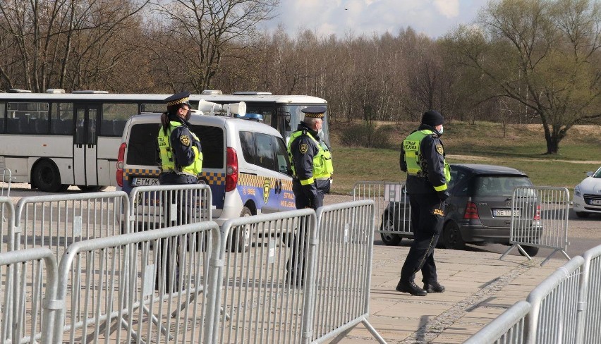 Szczepienia powszechne w Tomaszowie. Pierwszy dzień masowych szczepień w Arenie Lodowej ZDJĘCIA