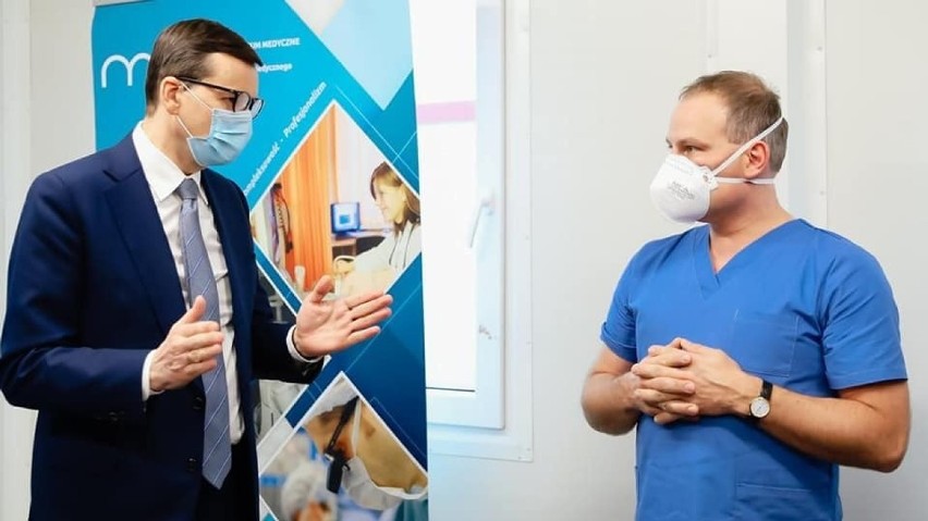 Mateusz Morawiecki odwiedza pyrzowicki szpital tymczasowy -...