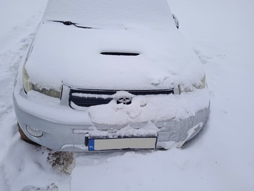 Samochód stał zakopany w zaspie i zasypany śniegiem w...