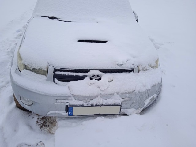 Samochód stał zakopany w zaspie i zasypany śniegiem w Mikołajowicach koło Tarnowa