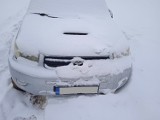 Mikołajowice. Ktoś porzucił toyotę z kluczykami w stacyjce w szczerym polu koło Tarnowa. Mieszkańcy wezwali policję 