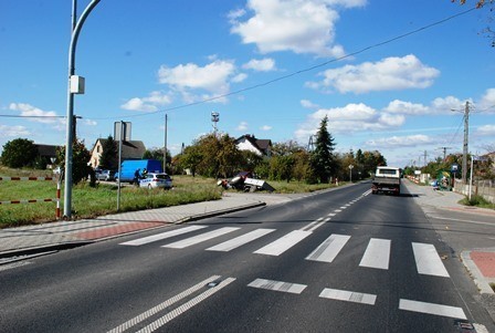 Wypadek w Makowiskach spowodował 25-letni kierowca busa, który wyprzedzał na skrzyżowaniu