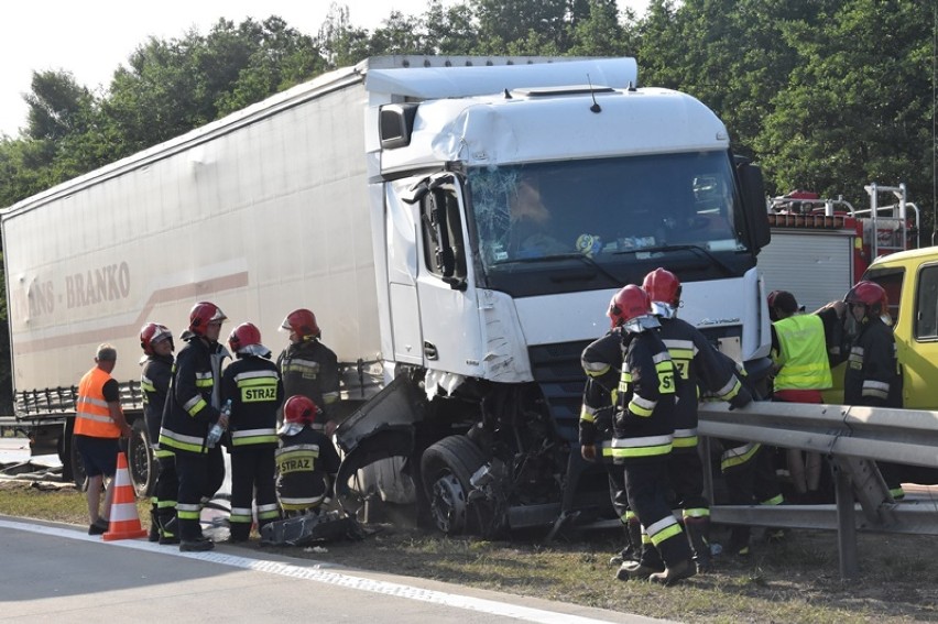 Wypadek na autostradzie A4, ranny kierowca