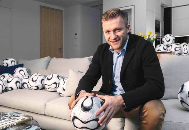 Jakub Błaszczykowski kupił apartament w Cosmopolitan Twarda 4, w samym centrum Warszawy. Mieszkanie piłkarza o powierzchni 135 metrów znajduje się na 21 piętrze apartamentowca. 

Jak urządzony jest warszawski apartament piłkarza niemieckiego VFL Wolfsburg? Dębowa podłoga, włoskie marmury i możliwość sterowania urządzeniami w apartamencie za pomocą smartfona lub tabletu, to tylko część oferowanych udogodnień. Inteligentny system pozwala z każdego pomieszczenia regulować oświetlenie, klimatyzację, rolety, telewizję czy system nagłośnienia. Na miejscu jest też do dyspozycji strefa relaksu, w tym siłownia, sauna, jacuzzi, pokój do masażu oraz fitness klub. 

W budynku Cosmopolitan jest 236 apartamentów, z których 75 proc. zostało już sprzedanych. To mieszkania kategorii premium, w których metr kwadratowy kosztuje średnio 29 tys. zł.

Poza Błaszczykowski tym jest współwłaścicielem Centrum Rozrywki Kubatura w Opolu. Lokal istnieje od 2013 roku. Znajduje się w nim pub sportowy ze stołami bilardowymi, siedmioma telewizorami i miejscem do kibicowania. Oprócz tego w centrum mieści się kawiarnia, 10-torowa kręgielnia, klub muzyczny oraz sala bankietowo-konferencyjna.

Błaszczykowski kupił w Warszawie apartament. Tak wygląda w środku [CENA, ZDJĘCIA]
