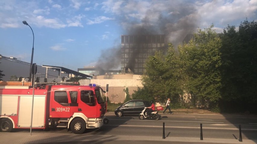 Pożar na Mokotowie. Płonął śmieci na rogu Postępu i...