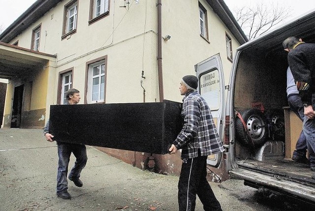 Wyposażenie noclegowni przewieziono z internatu, który działał przy szkole w Chróstniku