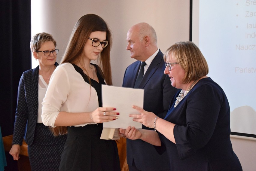 Zakończenie roku szkolnego klas maturalnych w ZS nr 2 w Kraśniku. Uczniowie odebrali swoje świadectwa i nagrody (ZDJĘCIA, WIDEO)