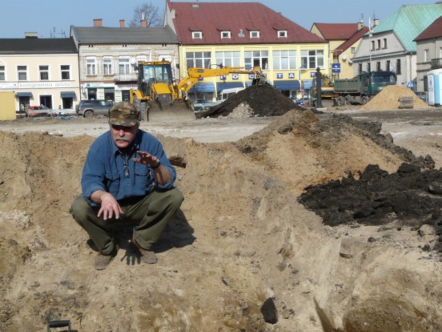 Sieradzki archeolog Marek Urbański w miejscu znalezienia kawałków naczyń, których wiek może wynosić ponad 400 lat