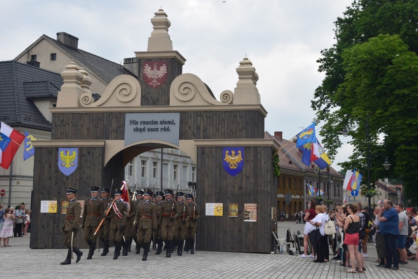 Brama powitalna, przez którą w czerwcu 1922 r. wojsko...