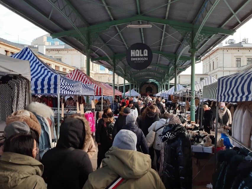 Spodnie za 10 zł, kosmetyki za 5 zł... Zobacz, co można kupić na targowisku na Świebodzkim! (CENY)