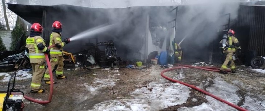 Pożar garażu w Tworzyjankach (gm. Brzeziny). Spalił się dach i wyposażenie