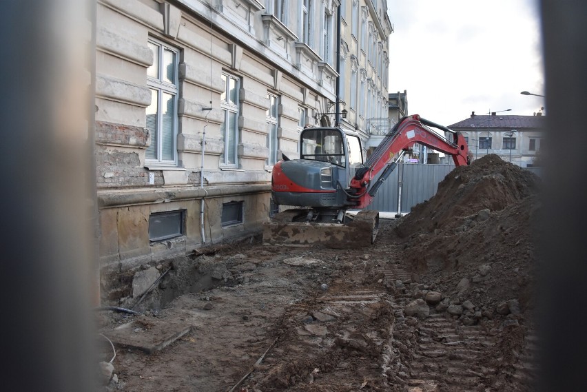 Gorlice. Ratusz w termomodernizacji. Robotnicy odkopują fundamenty, a podwórko wypełnione jest materiałami budowlanymi