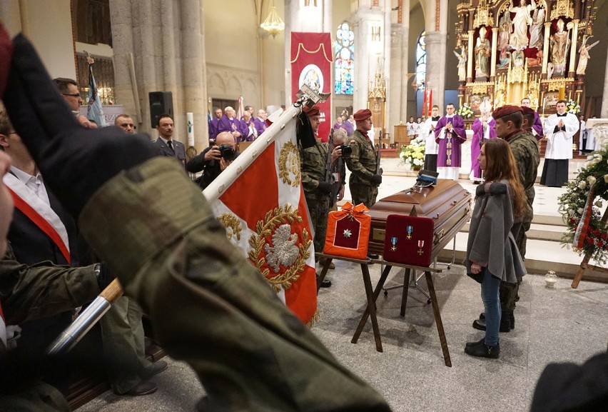 Pożegnanie żołnierza niezłomnego "Łupaszki". Tysiące łodzian w katedrze [ZDJĘCIA]