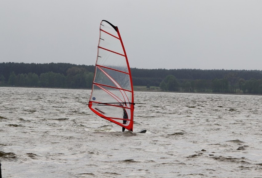 Windsurfing. Amatorzy sportów wodnych, jezioro Błędno w Zbąszyniu, deski i sprzyjające wiatry