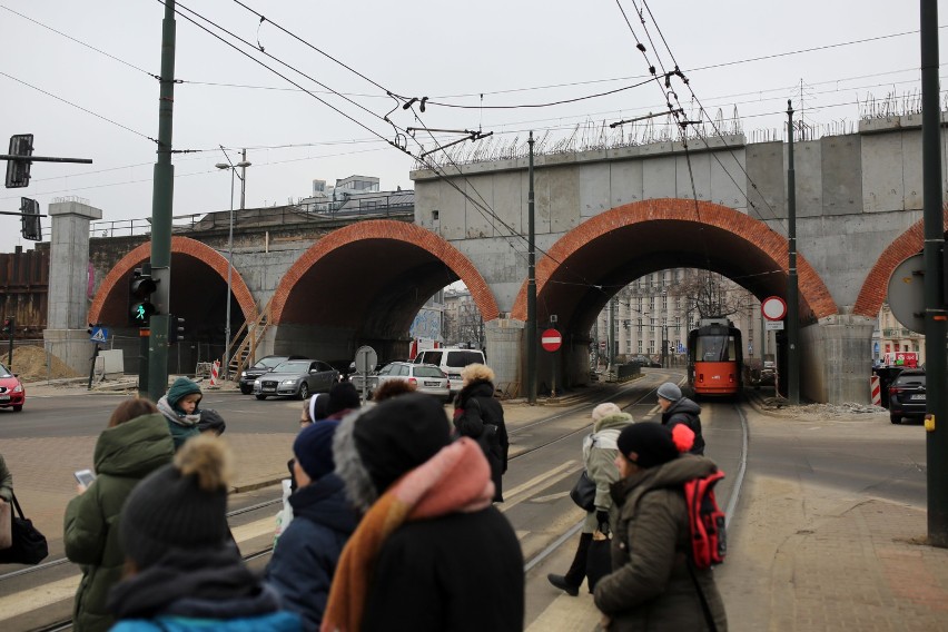 Kraków. Zobacz jak postępuje budowa nowego wiaduktu