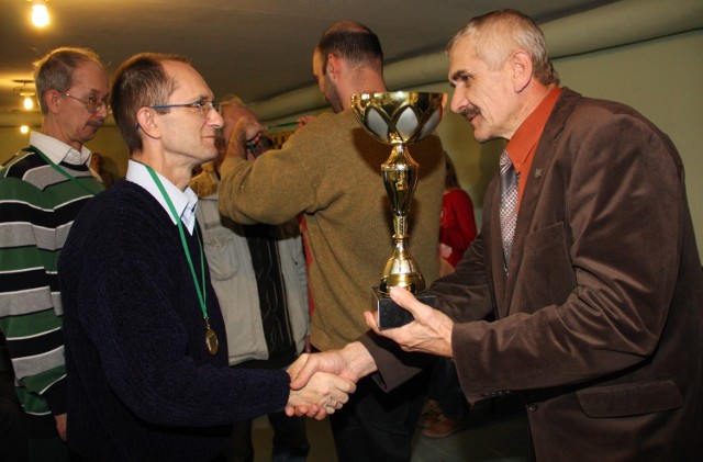 Kadra Strzybnicy odbiera puchar pd wiceprzewodniczącego rady miasta Franciszka Nowaka za pierwsze miejsce w turnieju szachowym Spartakiady Tarnowskich Gór 2013