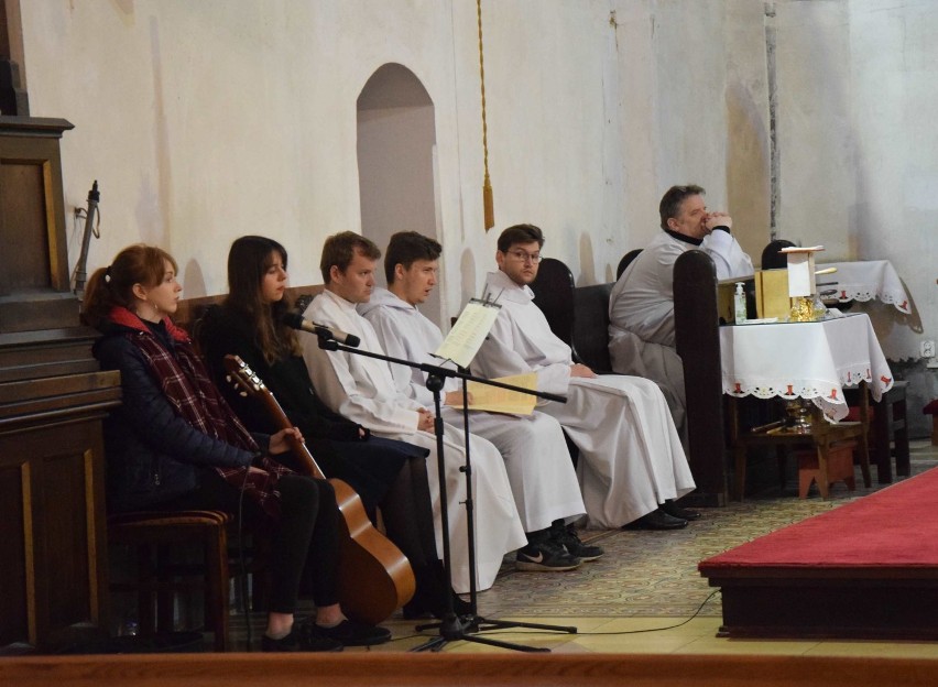 Malbork. Wigilia Paschalna w kościele św. Jana Chrzciciela [ZDJĘCIA, WIDEO]. Wierni zostali w domach