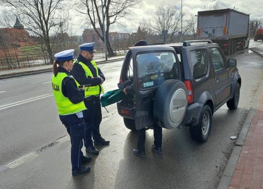 Kierowcy w Malborku po kontroli dostali apteczki samochodowe