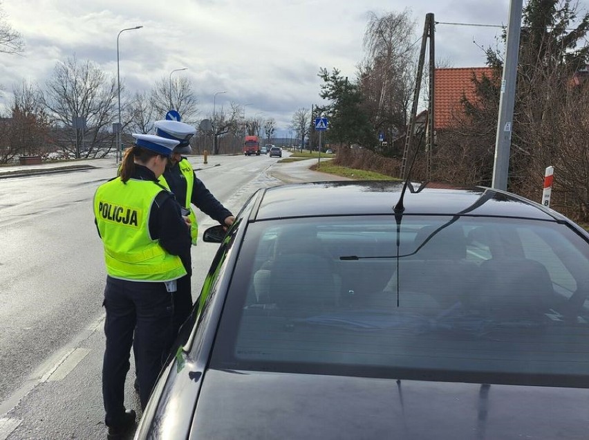 Kierowcy w Malborku po kontroli dostali apteczki samochodowe