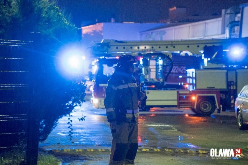 Pożar w fabryce Autoliv w Oławie. Ogień pojawił się w nocy (ZDJĘCIA)