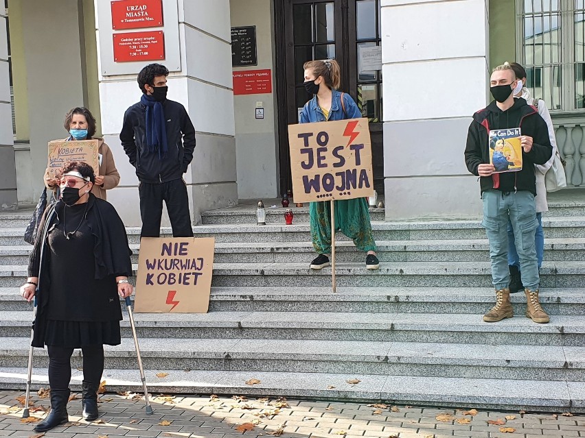 Protesty w Tomaszowie Maz. po wyroku TK w sprawie aborcji. Protestujący na pl. Kościuszki i przed urzędem miasta [ZDJĘCIA]