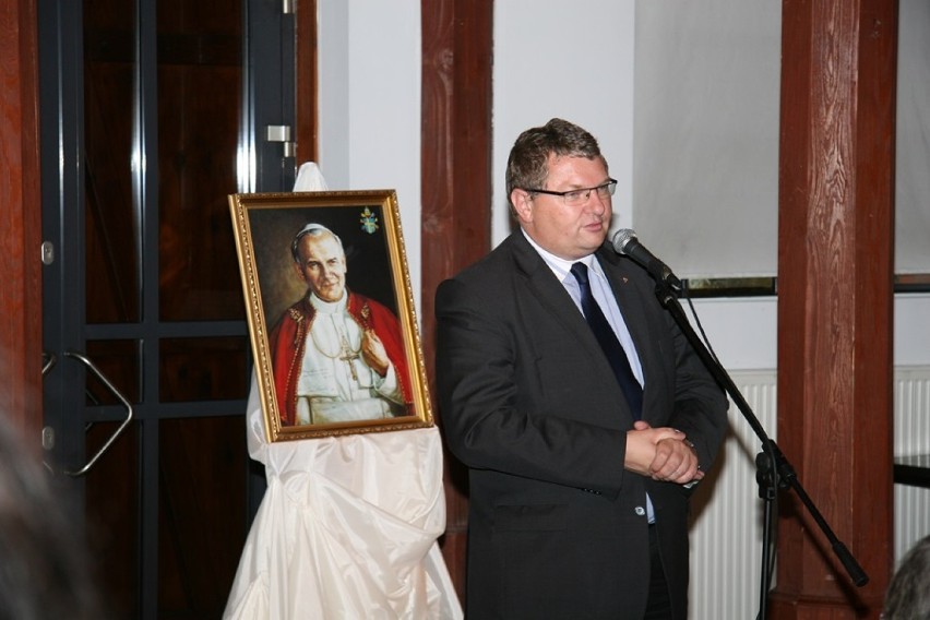 Zdjęcia Jana Pawła II można oglądać w Ośrodku Kultury Leśnej...