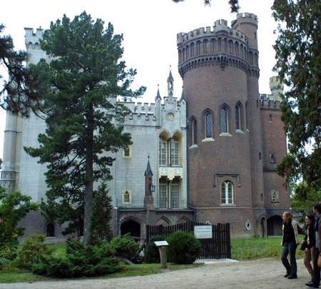 Europejska perła - Zamek w Kórniku - przegrywa z komercyjnymi przedsięwzięciami, gdzie dobrze i suto karmią.  Fot. P. Jasiczek