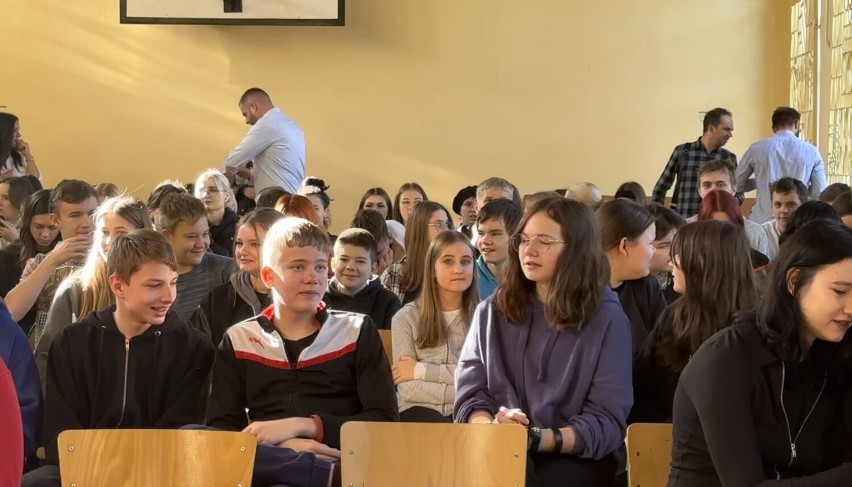 Minister Janusz Cieszyński spotkał się z uczniami szkoły podstawowej nr 1 w Olecku [WIDEO]