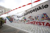 Fundusze Europejskie. Polska korzysta: Miasteczko namiotowe rośnie na wałbrzyskim Rynku (ZDJĘCIA)