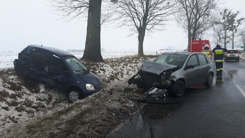Zderzenie dwóch samochodów w Czeczewie. Jedna osoba w szpitalu