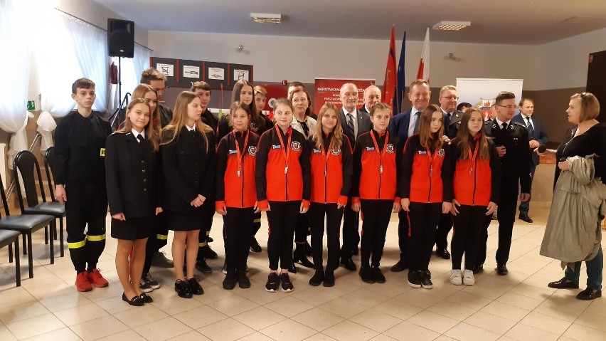 Wręczenie promes dla Młodzieżowych Drużyn Pożarniczych, także z powiatu radomszczańskiego. ZDJĘCIA