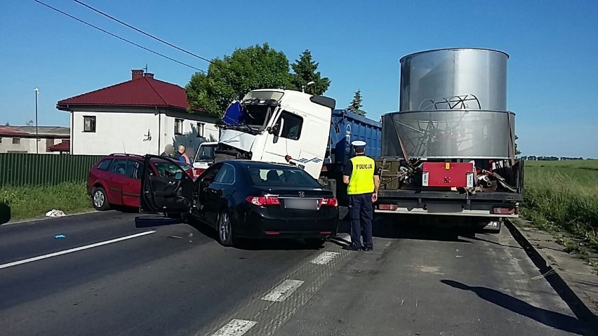 Ciężarówka marki Scania poruszająca się drogą wojewódzką nr...